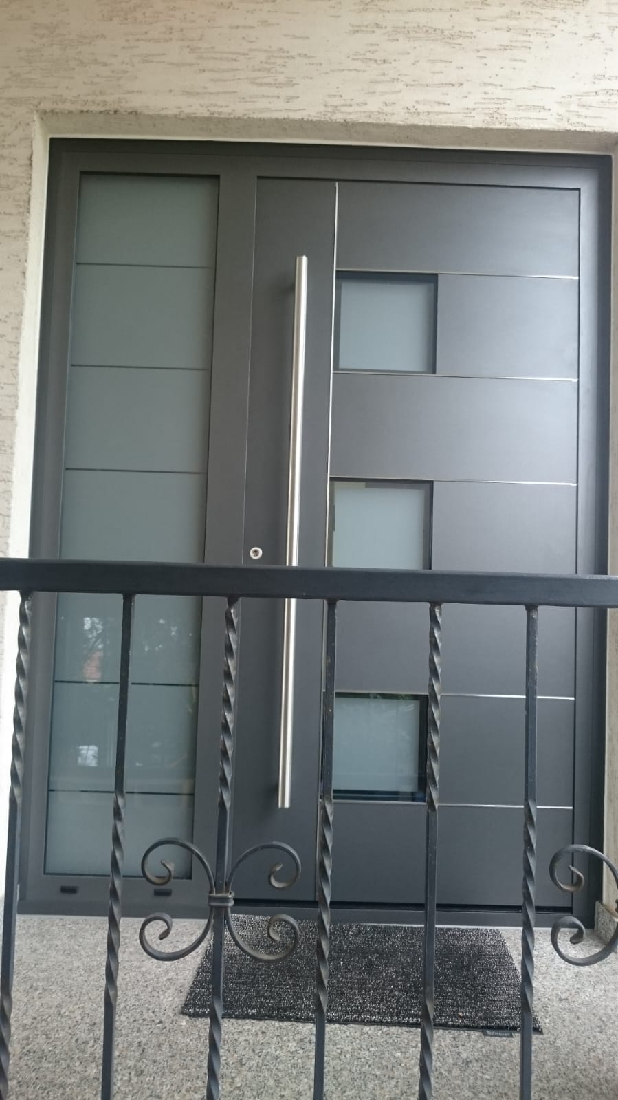 Dunkelgraue Haustür